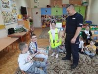 spotkanie z policjantem (34)dzieci promują bezpieczeństwo