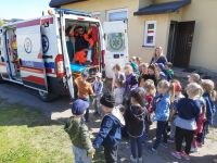 spotkanie z ratownikiem medycznym (1)dzieci promują bezpieczeństwo