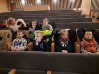 Kino Muza Rodzinka Rzdzi klasa 0 i 2 (2)dzieci w kinie
