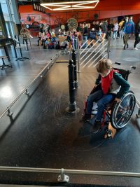 9 chopiec pokonuje przeszkody na wzku inwalidzkim