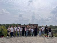 046f1e54-57ad-4642-9a39-644cf90c7468uczniowie na wycieczce