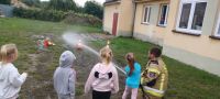 de727711-207c-4fb4-b0a9-bc49b80eaa7cdzieci na spotkaniu ze strażakami i policjantem