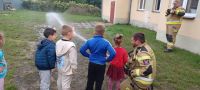 6328bceb-db1b-4f97-b83d-508d71262f8ddzieci na spotkaniu ze strażakami i policjantem