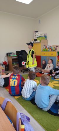 8c007574-684f-48c2-8674-c2b354954525dzieci na spotkaniu ze strażakami i policjantem