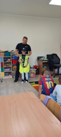 83c3264d-5ff0-4d0e-ae7a-35c0ed473659dzieci na spotkaniu ze strażakami i policjantem