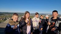 294121fa-028a-4e5d-a7f3-f62bfb46b651uczniowie na wycieczce