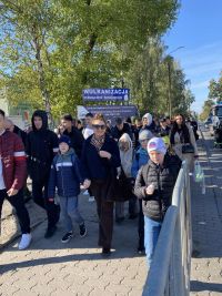 7f2fb3f0-72e1-4613-a103-3f996a84604edzieci na marszu i na ściance