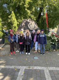 8c38d733-bbac-419f-b8fb-3df18f06904adzieci na marszu i na ściance