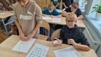 5c5504f1-ece4-48e8-93a9-8681af48de1cuczniowie na lekcji historii
