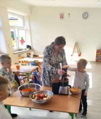 de8e8bd1-2243-49be-89d7-8889e29cfa6bdzieci przygotowują zdrowe jedzenie