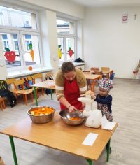 94e31b78-afaf-47f7-942a-8f9fb1d739ebdzieci przygotowują zdrowe jedzenie