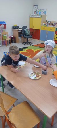 d9523732-0387-4b66-8ab3-fbe37b432f4bdzieci przygotowują zdrowe jedzenie