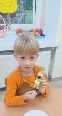 e31f6cd7-6a45-4959-95f4-dd931971b7ccdzieci przygotowują zdrowe jedzenie