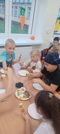 b0192646-ae9f-4f0a-b8e8-598aaa7f0282dzieci przygotowują zdrowe jedzenie