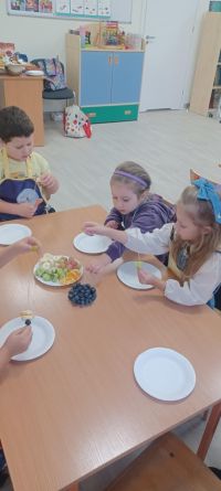 b664b881-c0ee-4fc1-8174-c392dbcd9537dzieci przygotowują zdrowe jedzenie