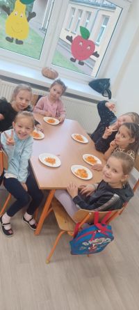 4af64cad-123a-49e5-9fa7-f0527598eb00dzieci przygotowują zdrowe jedzenie
