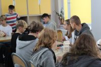 1uczniowie robią domki dla owadów