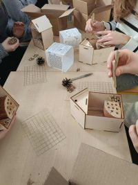 1auczniowie robią domki dla owadów