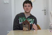 2uczniowie robią domki dla owadów