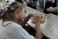 3uczniowie robią domki dla owadów