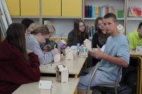 4uczniowie robią domki dla owadów