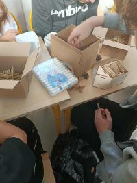 4auczniowie robią domki dla owadów