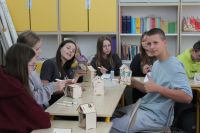 5uczniowie robią domki dla owadów