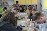 6uczniowie robią domki dla owadów