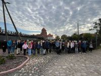 76387380-4e70-48a2-8e02-cda174525104uczniowie w zamku