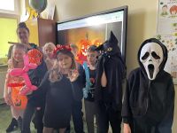 20565a43-e79b-4fa8-86c8-0495461dc931uczniowie w przebraniach