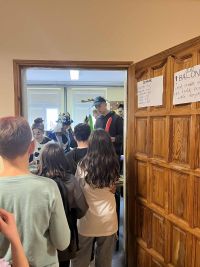 095cb7d1-c29a-48ae-b567-6dc45f94971duczniowie w przebraniach