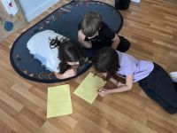 a61c9392-190d-4194-b3b6-6085d9150db8uczniowie w przebraniach