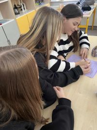 eeb3c33d-7f81-4b04-8647-1fcba2b9b325uczniowie w przebraniach