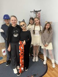 3567c0f3-141b-44dc-87f7-aac32b403635uczniowie w przebraniach