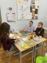 eab4b375-b53a-4924-803e-03d51fa90636uczniowie przygotowują śniadanie