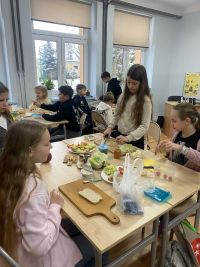 9bf5a257-94e9-4e07-bc91-696d541cf009uczniowie przygotowują śniadanie