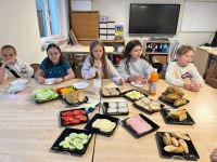 7eabdaa3-1f89-42a1-ad1b-dcfb422b4974uczniowie przygotowują śniadanie