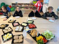 4a8b5738-1757-4619-8c97-02420de8250fuczniowie przygotowują śniadanie