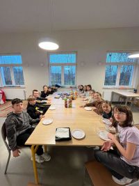 10d67456-4fde-40e3-a5e5-5ca6adb1af67uczniowie przygotowują śniadanie