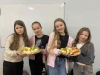 ef57dd41-6f90-41f1-8164-ce7f79c8c998uczniowie przygotowują śniadanie