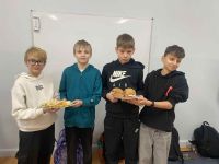 81eecd60-0808-4d17-9fcd-04f2d431b1d0uczniowie przygotowują śniadanie