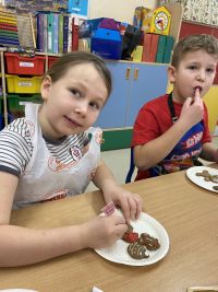 IMG_3495dzieci ozdabjają pierniki