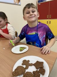 IMG_3496dzieci ozdabjają pierniki