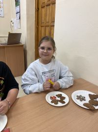 IMG_3498dzieci ozdabjają pierniki