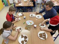 IMG_3501dzieci ozdabjają pierniki