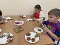 IMG_3525dzieci ozdabjają pierniki