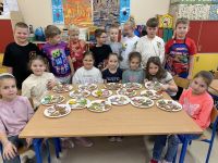 IMG_3541dzieci ozdabjają pierniki
