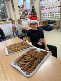 IMG_3476dzieci ozdabjają pierniki