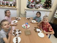 IMG_3479dzieci ozdabjają pierniki