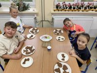 IMG_3480dzieci ozdabjają pierniki